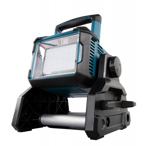 Makita DML811 su AC adapteriu LED prožekto iki 3 000 liumenu šviesos srauta.